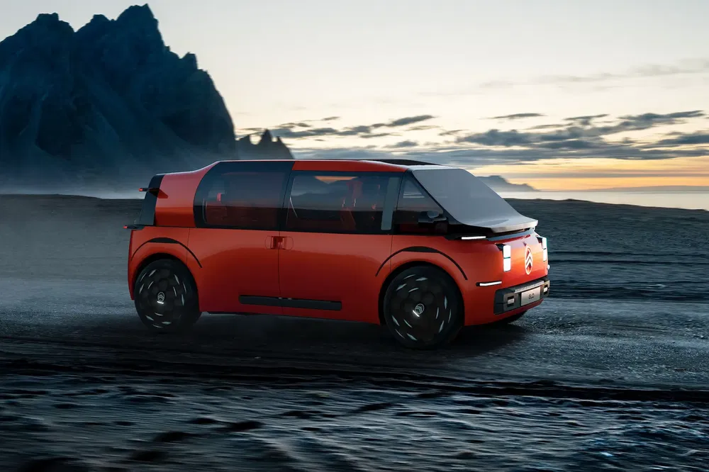Concept car Citroën Oli, design futuriste, roulant sur une plage au coucher du soleil.