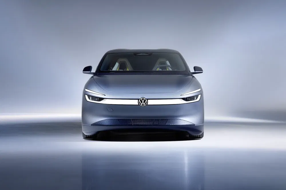 Vue avant de la Volkswagen ID.2, design futuriste élégant sur fond clair.