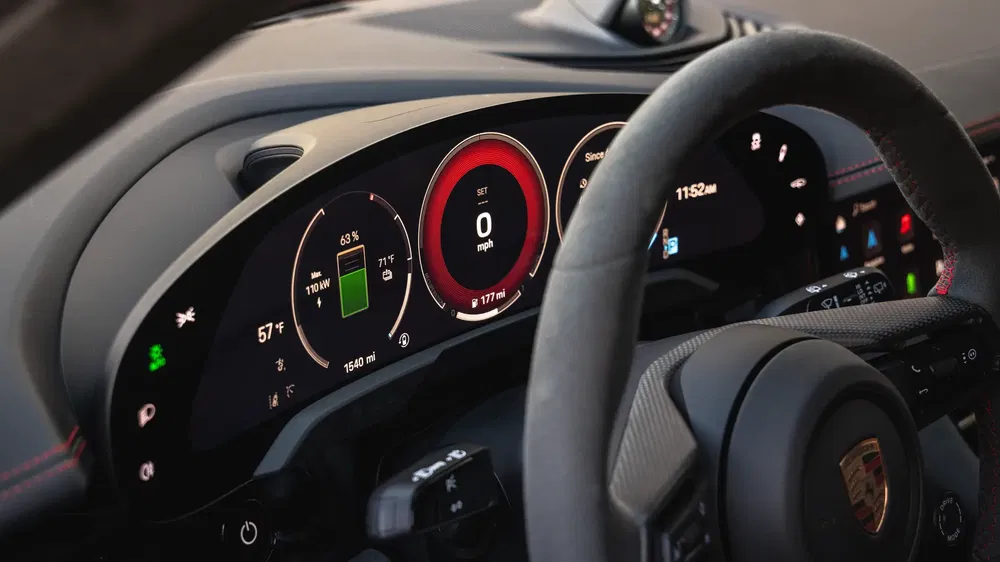 Tableau de bord numérique Porsche moderne, affichant les données de conduite et de navigation.