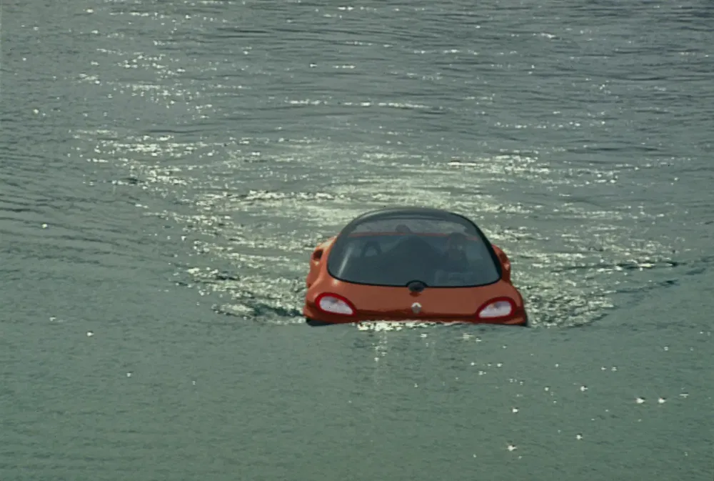 Oranje amfibievoertuig vaart op water, futuristisch ontwerp en innovatief concept.