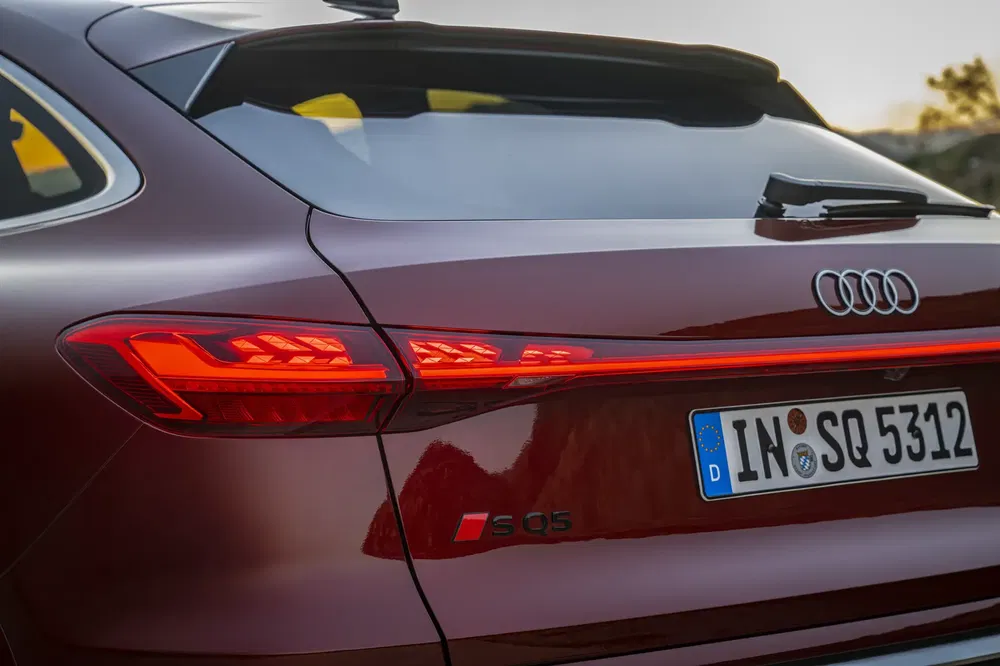 Vue arrière d'une Audi SQ5 rouge avec des feux arrière LED élégants et logo distinctif.