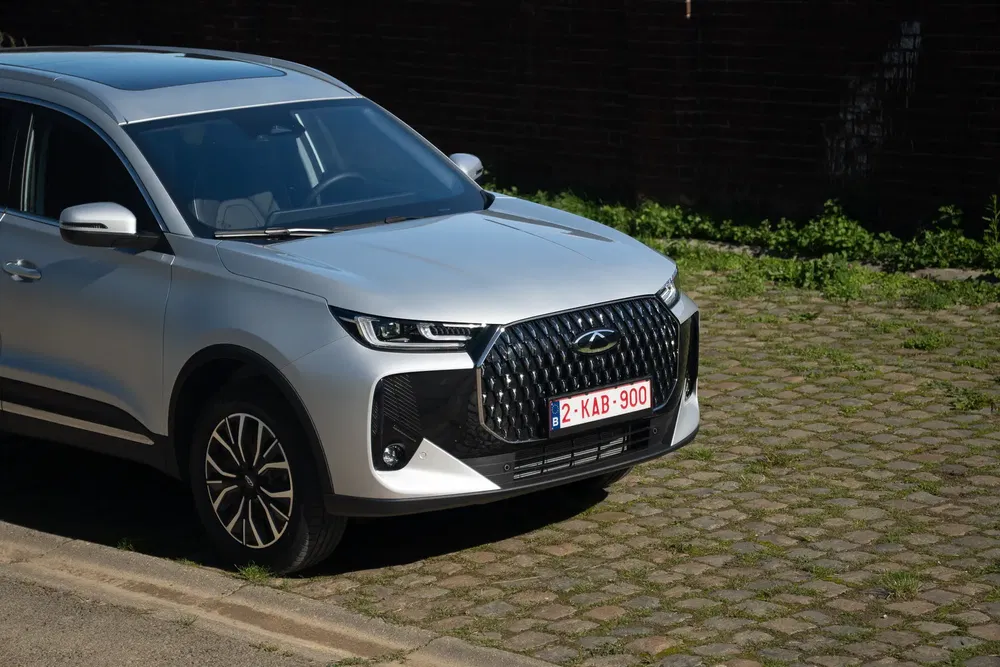 {"fr":"SUV Chery Tiggo 7 Pro argenté stationné sur route pavée, avec plaque d'immatriculation belge.","nl":"Zilveren Chery Tiggo 7 Pro SUV geparkeerd op een geplaveide weg, Belgische nummerplaat zichtbaar."}