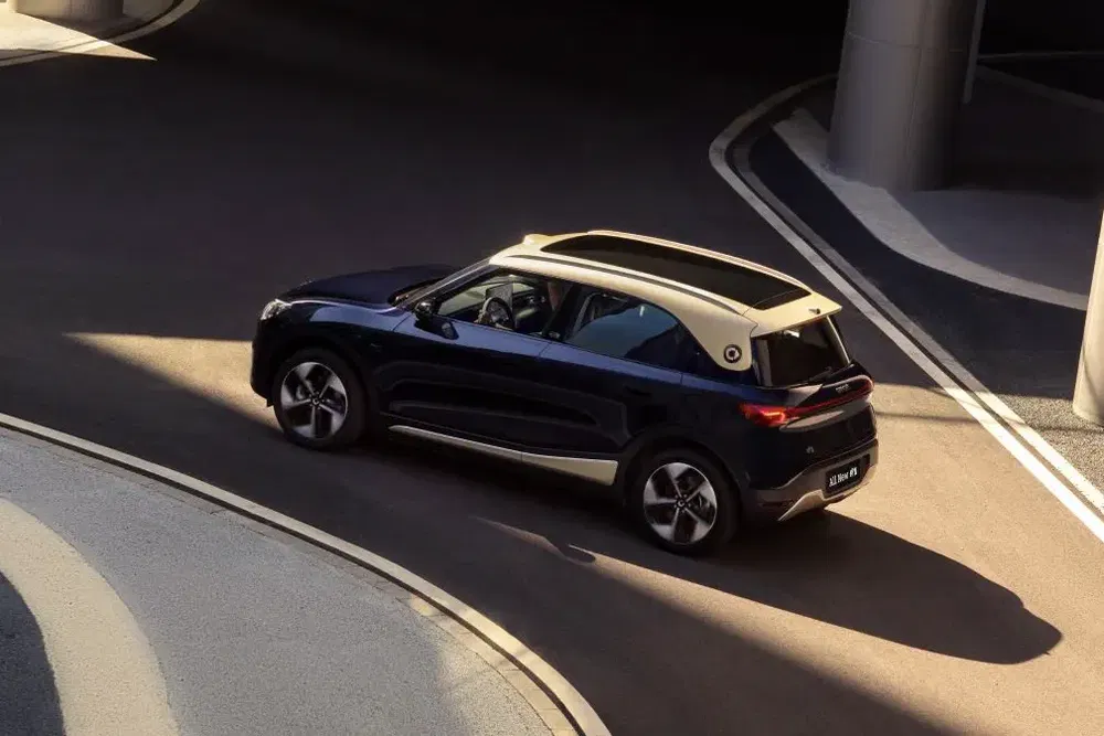 SUV électrique Smart #1 sur une route urbaine sous un pont.