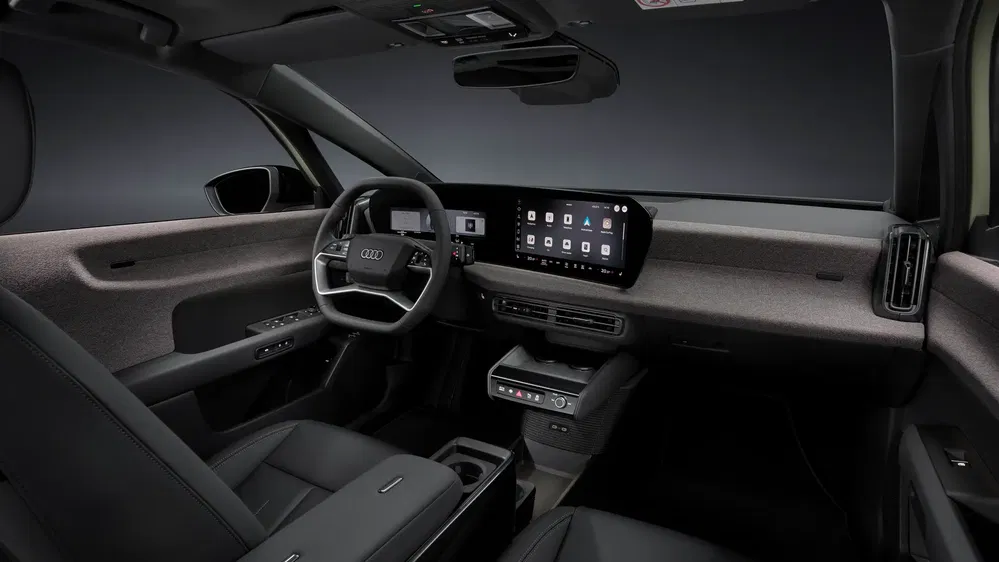 Intérieur moderne d'une Audi avec tableau de bord numérique et sièges en cuir noir élégant.