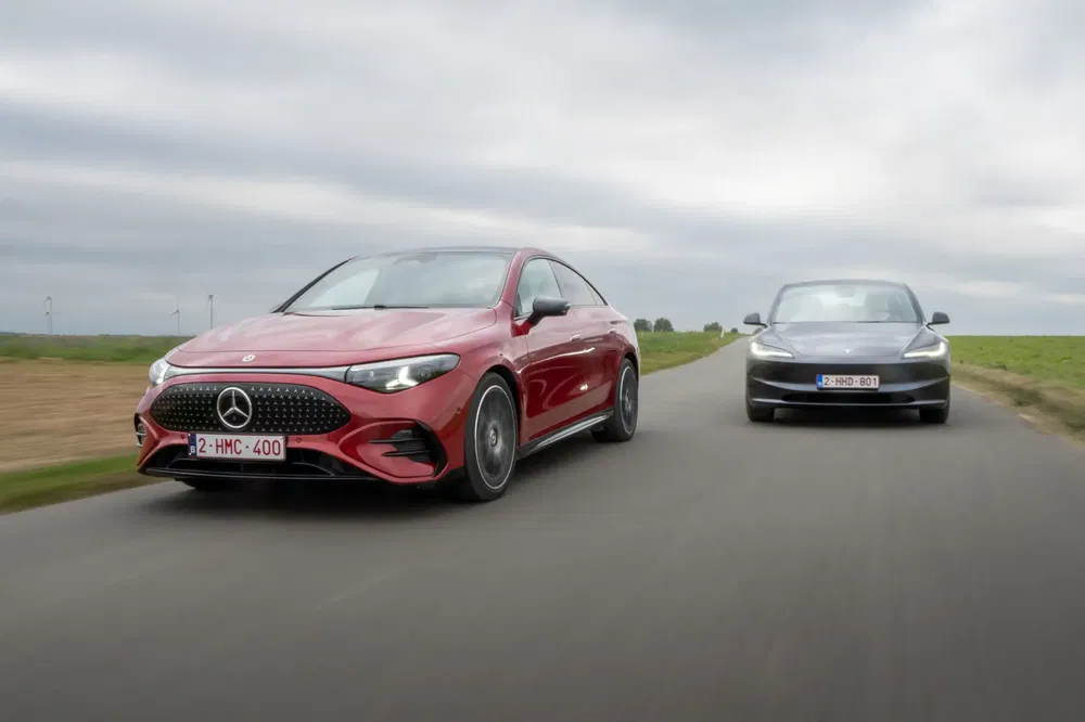 {"fr":"Mercedes-Benz rouge et Tesla sur route de campagne en mouvement rapide.","nl":"Rode Mercedes-Benz en Tesla rijden snel op een landelijke weg."}