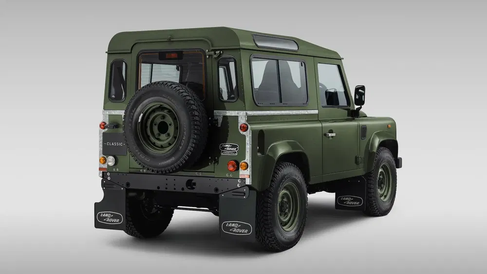 Land Rover vintage 4x4 vert militaire trouvé ou restauré avec la roue de secours arrière.
