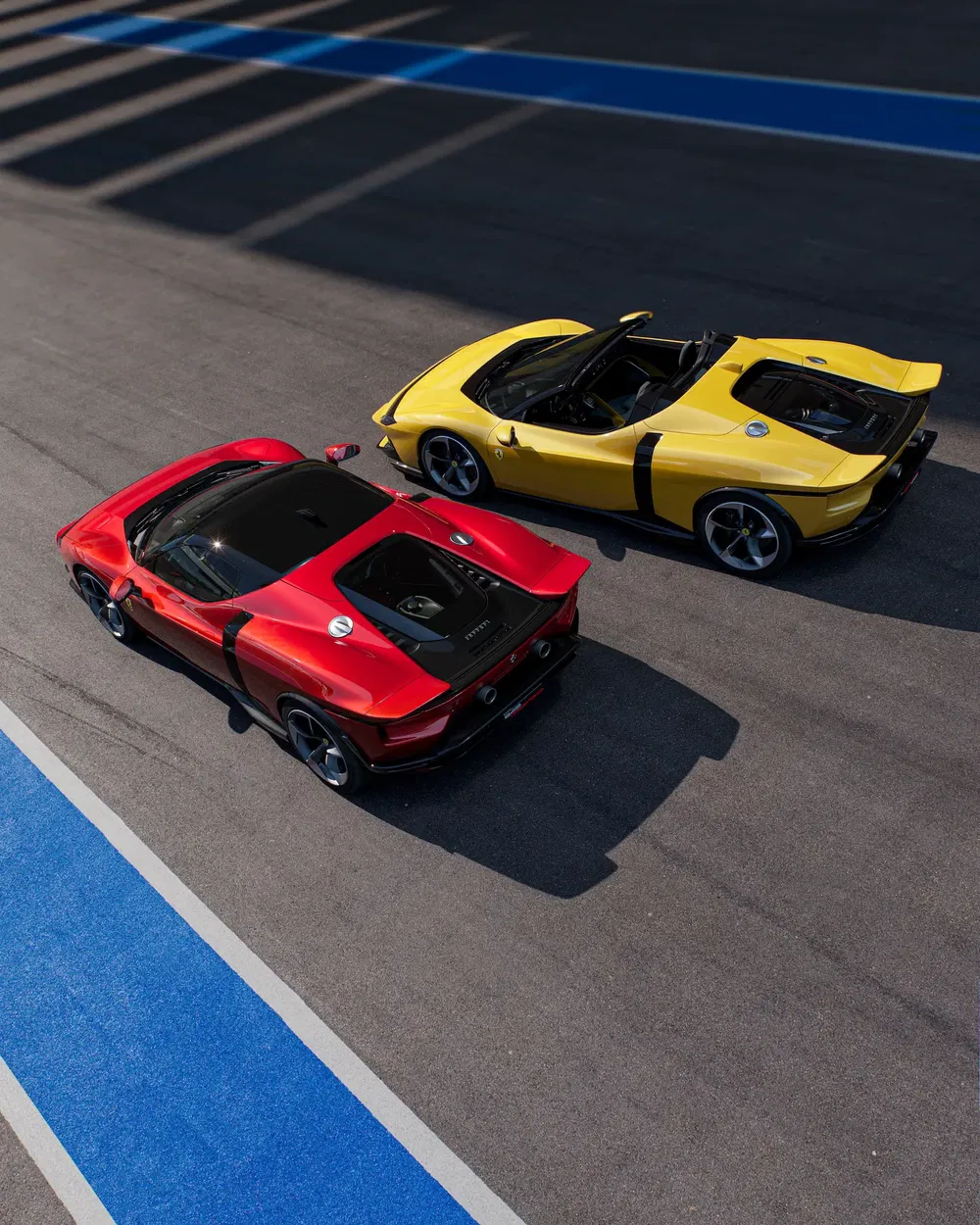 Ferrari SF90 rouge et jaune sur circuit, design aérodynamique et allure sportive.