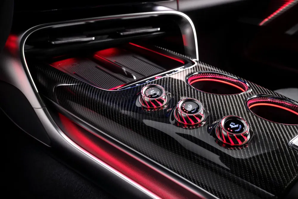 Moderne auto-interieur met rode verlichting en stijlvolle koolstofvezelaccenten.