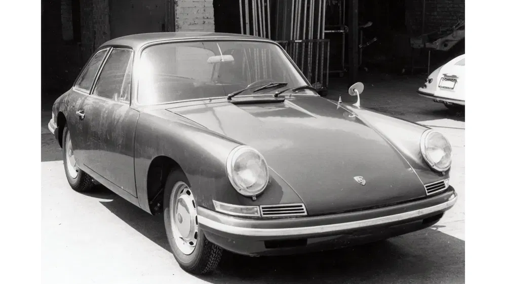 Porsche 911 classique garée, design vintage iconique en noir et blanc.