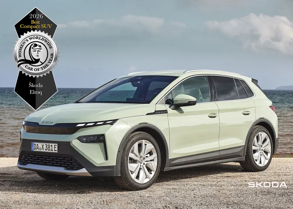 Bekroonde Skoda Elroq 2026 SUV met moderne uitstraling en kust op de achtergrond.