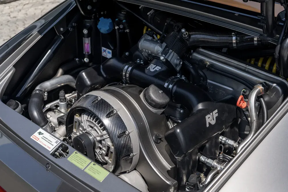 Hoge-prestatiemotor van Ruf met mechanische details, in motorruimte van een auto.
