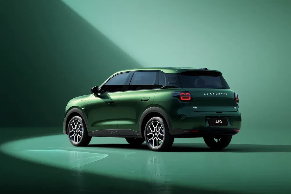 {"fr":"SUV Leapmotor C11 vert avec design moderne et éclairage arrière distinctif.","nl":"Groene Leapmotor C11 SUV met modern ontwerp en opvallende achterverlichting."}