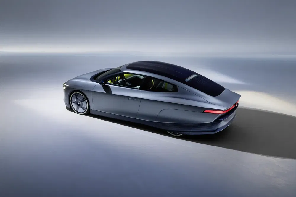 Concept-car Volkswagen électrique, vue arrière, design futuriste et aérodynamique.