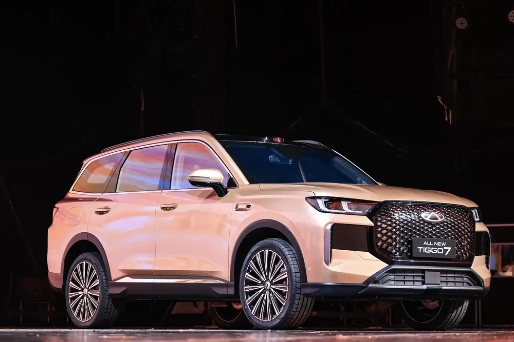 SUV Chery Tiggo 7 beige sur scène, design moderne avec calandre audacieuse.