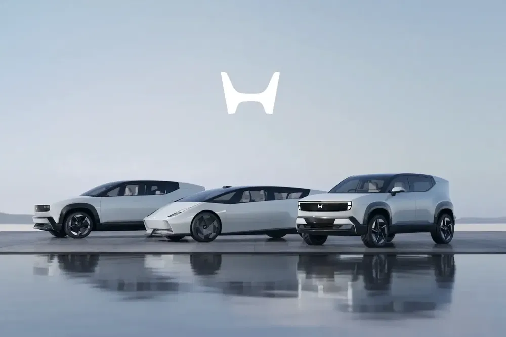 {"fr":"Trois concepts électriques Honda futuristes alignés sur un sol réfléchissant avec logo Honda.","nl":"Drie futuristische elektrische Honda-conceptauto's op een weerspiegelend oppervlak met Honda-logo."}