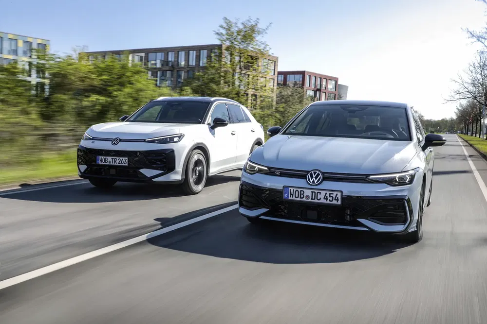Volkswagen ID.4 et Golf 8 roulant côte à côte sur une route urbaine.