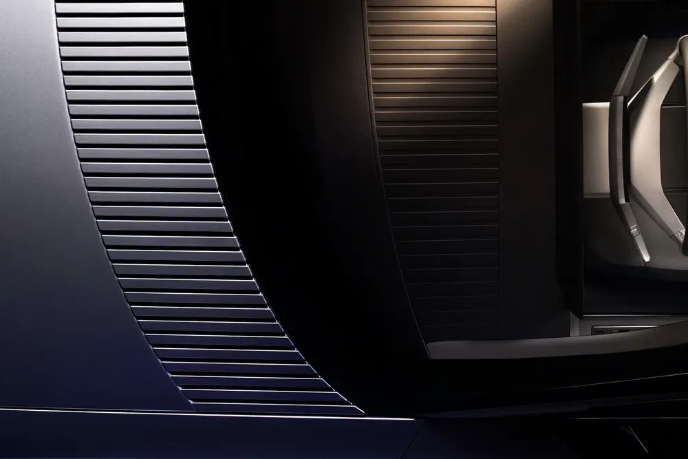 Detail van rooster en futuristisch stuur van een moderne conceptauto.