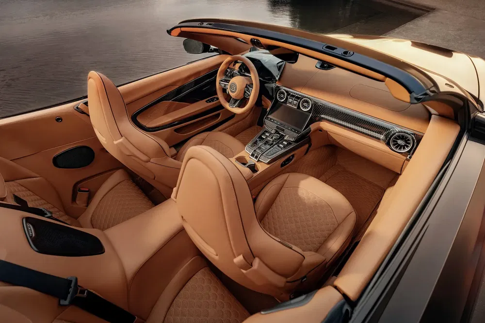 Intérieur luxueux d'une Mercedes-Benz cabriolet avec sièges en cuir et finitions en fibre de carbone.