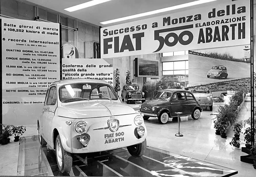 Fiat 500 Abarth-tentoonstelling in Monza, met nadruk op internationale snelheidsrecords.