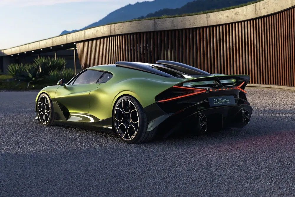 {"fr":"Voiture sport vert métallisé Bugatti, arrière élégant, en plein air sous ciel clair.","nl":"Groene metallic sportwagen Bugatti, elegante achterkant, in open lucht onder heldere hemel."}
