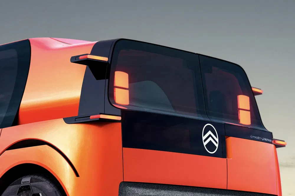 Concept car Citroën avec arrière orange futuriste et logo Citroën, moderne et innovant.
