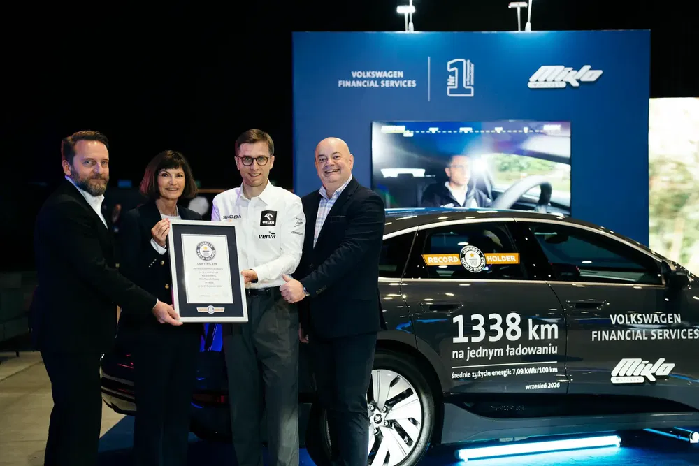 {"fr":"Voiture électrique Volkswagen ID.7 avec certificat du record d'autonomie de 1338 km.","nl":"Volkswagen ID.7 elektrische auto met oorkonde voor actieradiusrecord van 1338 km."}
