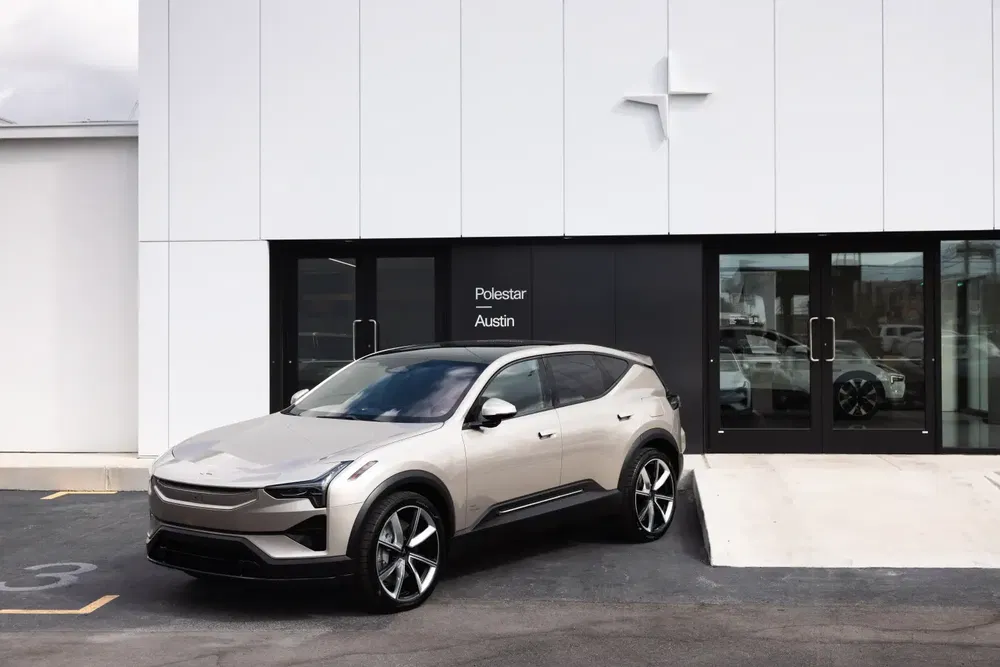 SUV Polestar 3 électrique devant concession à Austin, design moderne et élégant.