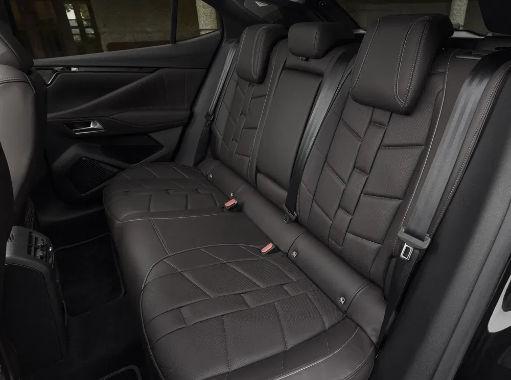 Intérieur luxueux en cuir noir d'une voiture moderne avec sièges arrière spacieux et élégants.
