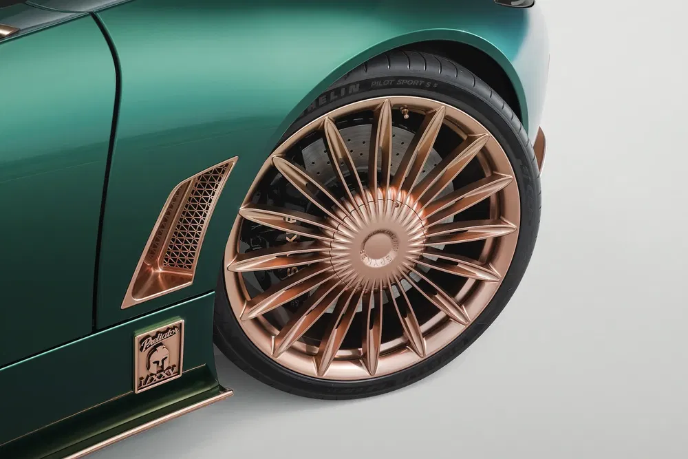 Jante en alliage dorée sur une voiture de sport verte luxueuse avec design élégant.
