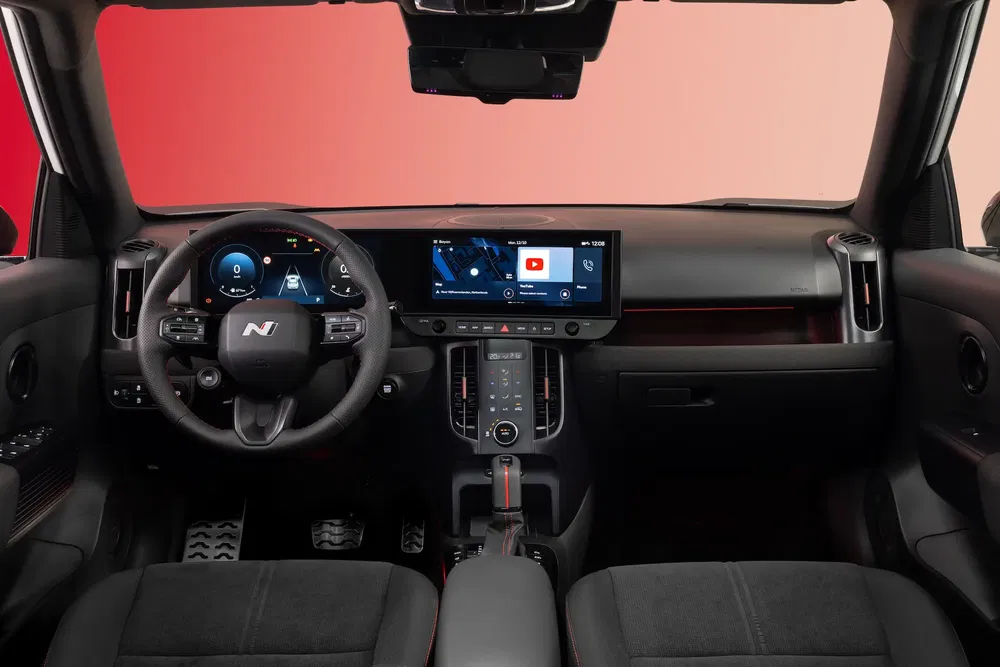Intérieur moderne d'une Hyundai Santa Fe avec volant et tableau de bord numérique.