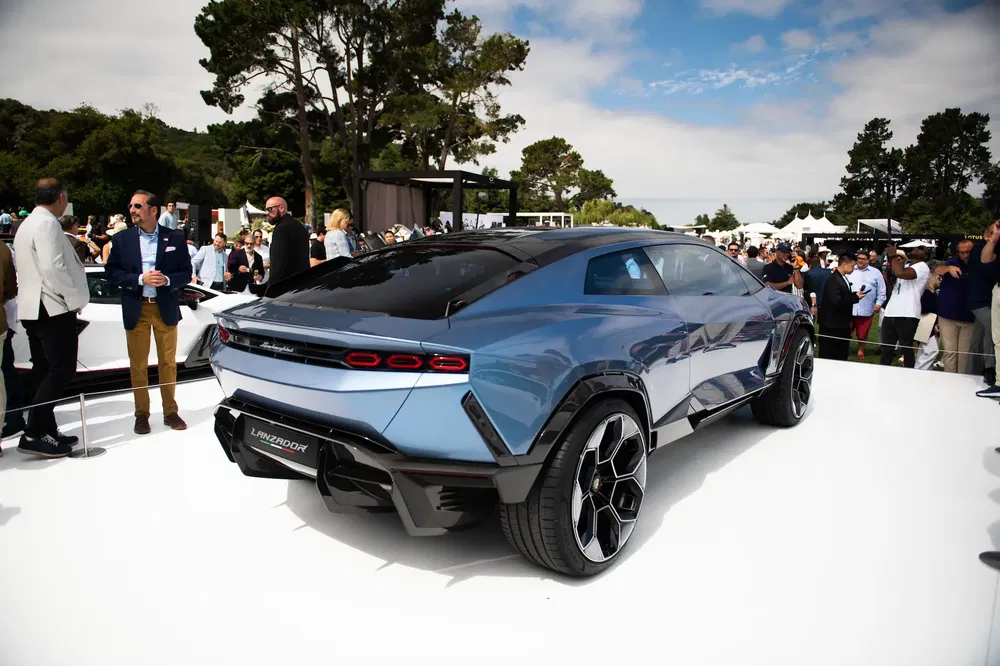 Concept car Lamborghini Lanzador bleu exposé en plein air lors d'un événement automobile.
