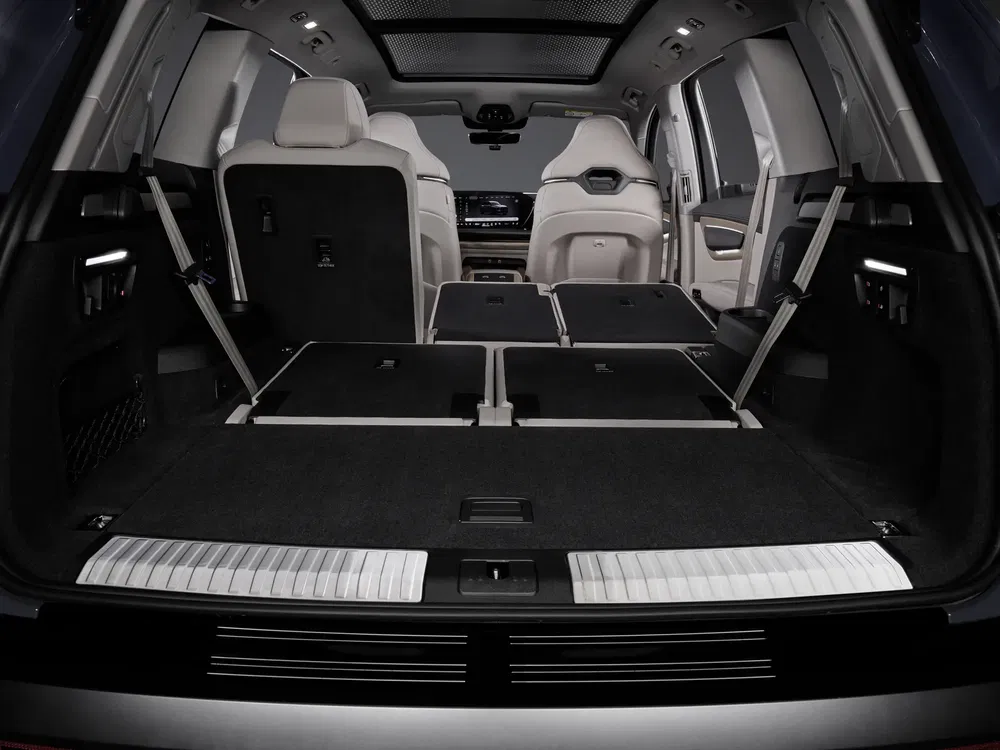 Intérieur d'un SUV BMW avec sièges rabattus pour maximiser l'espace de chargement.