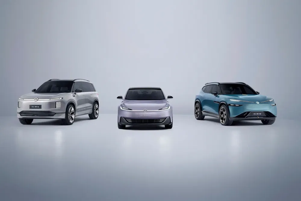 {"fr":"Trois nouveaux modèles électriques Volkswagen ID.9 et ID.7 Evo exposés dans un studio minimaliste.","nl":"Drie nieuwe Volkswagen ID.9 en ID.7 Evo elektrische modellen gepresenteerd in minimalistische studio."}