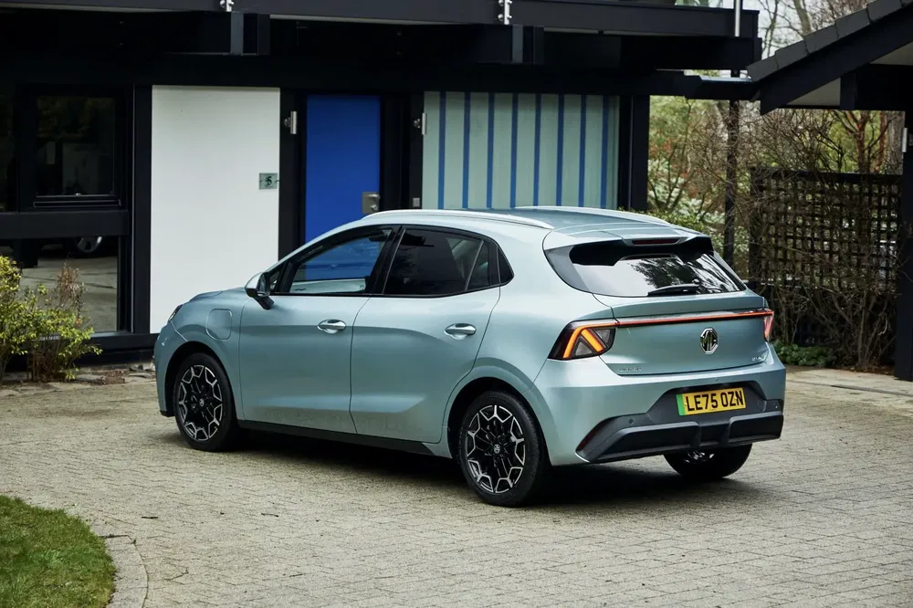 Elektrische MG4-auto geparkeerd voor een modern huis, strak en compact ontwerp.