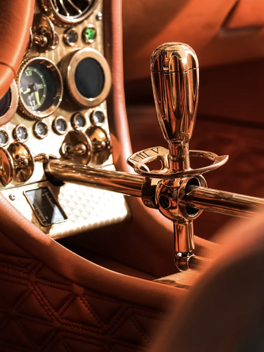 Intérieur de voiture de luxe avec levier de vitesse et tableau de bord détaillés en métal poli.