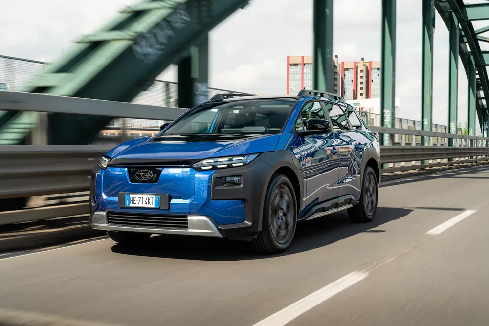 SUV compact électrique Aiways U5 bleue sur un pont en ville.