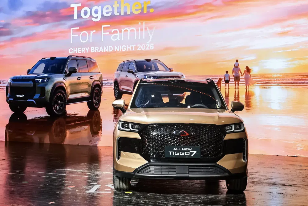 Présentation du Chery Tiggo 7 lors de la Chery Brand Night 2026 avec deux SUV en arrière-plan.