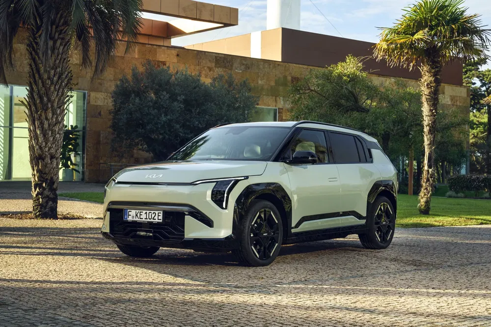 {"fr":"SUV Kia moderne stationné, devant maison contemporaine, entouré de palmiers et de verdure.","nl":"Moderne Kia SUV geparkeerd, voor eigentijds huis, omringd door palmen en groen."}