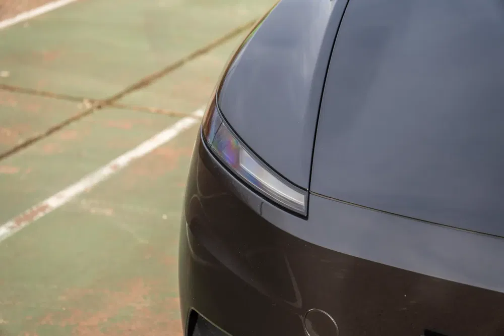 Achterkant van een moderne elektrische auto met strakke lijnen en minimalistische achterlichten.