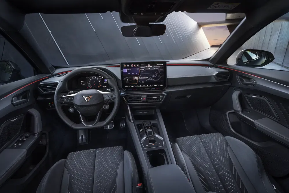 Habitacle moderne de la Cupra Tavascan avec tableau de bord numérique avancé.