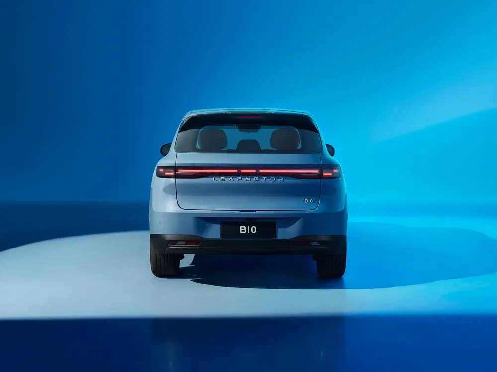 Achteraanzicht van Leapmotor B10 auto op moderne blauwe achtergrond.