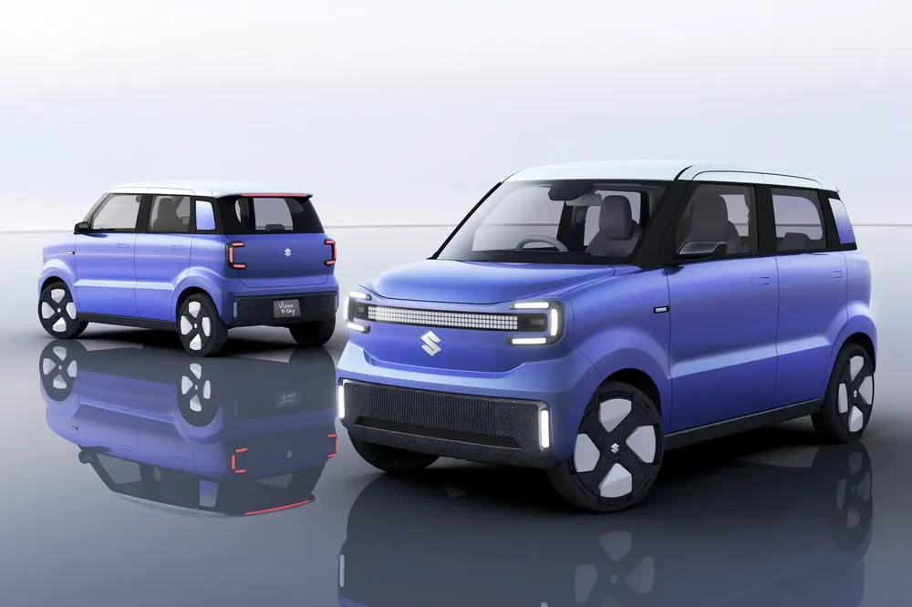 Felblauwe Suzuki eWX elektrische auto's met compact ontwerp geparkeerd in moderne studio.