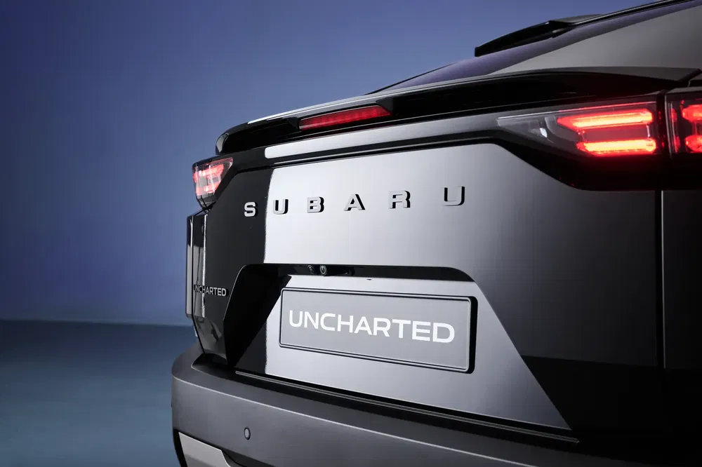 Vue arrière du Subaru Uncharted noir avec éclairage arrière rouge distinctif.