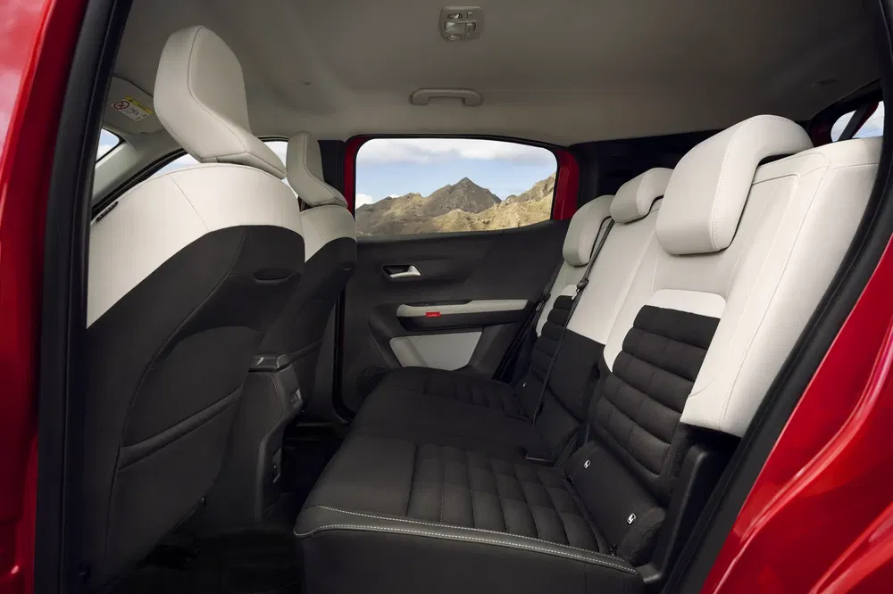 Ruime achterbank van rode Hyundai Creta SUV met tweekleurige lederen stoelen.