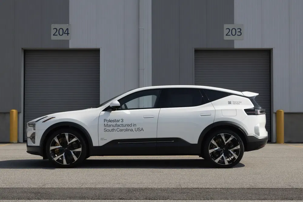 SUV blanc Polestar 3 garé devant des portes de garage, fabriqué en Caroline du Sud.
