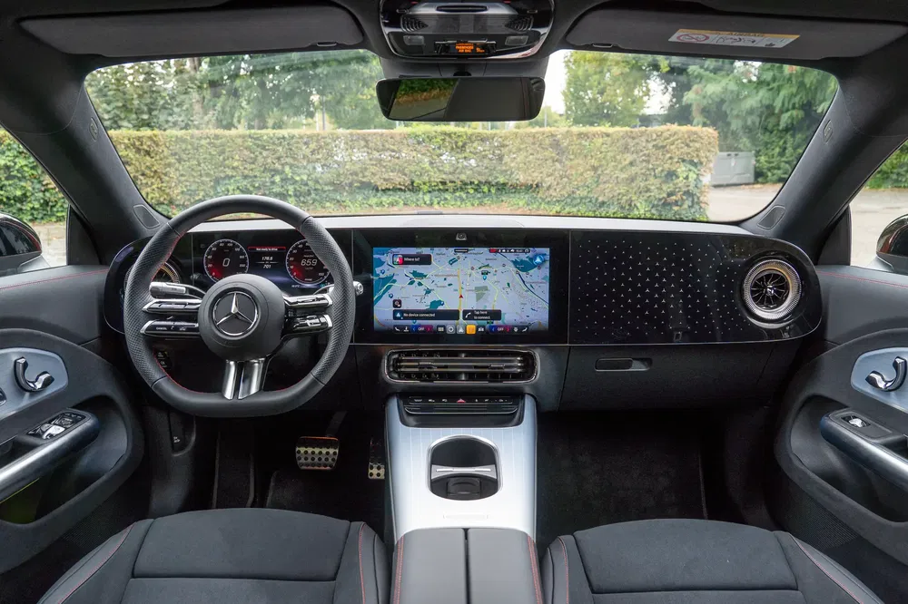 Intérieur moderne de Mercedes-Benz avec tableau de bord numérique et volant multifonction.