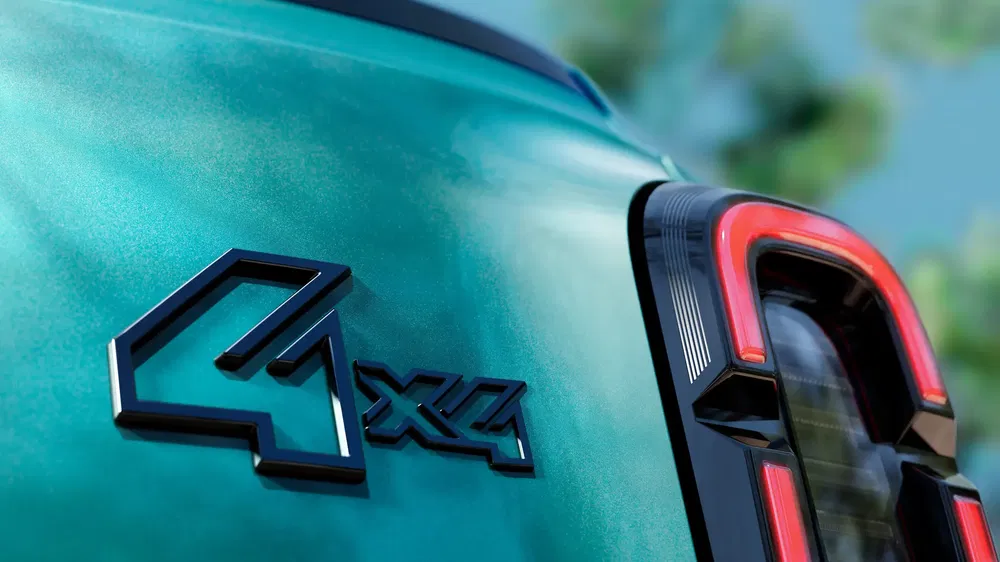 Achterzicht van een groene Jeep Avenger 4x4 hybride SUV.