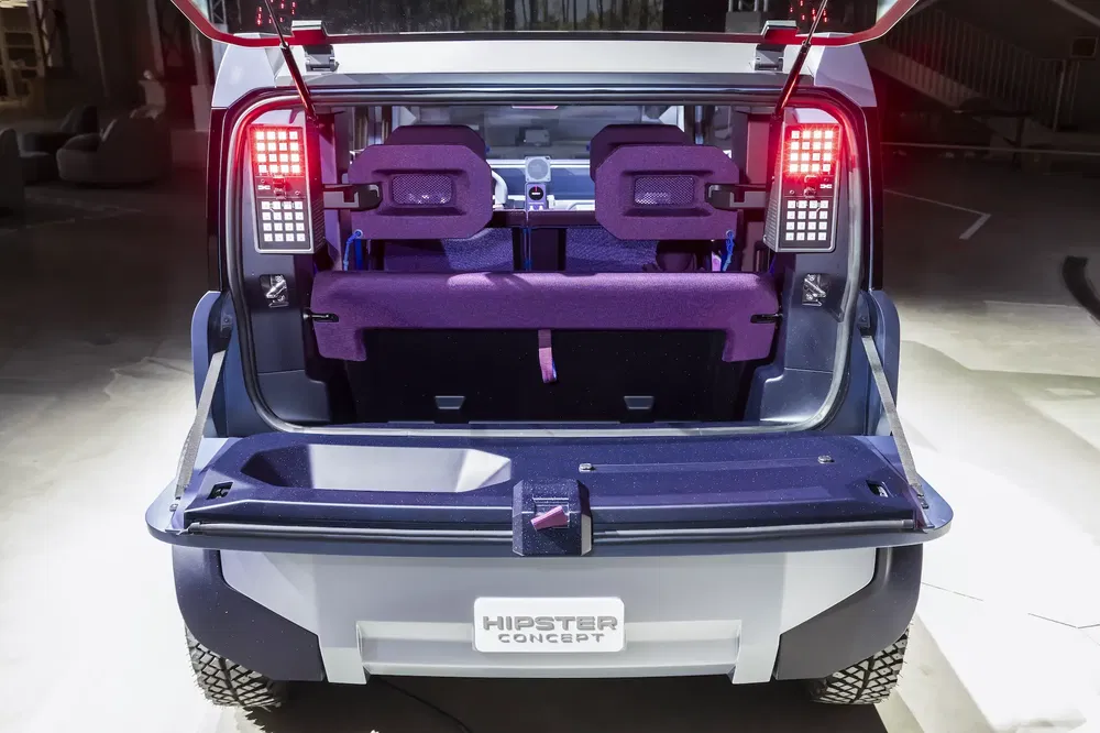 Kofferbak van de Hipster conceptauto met paarse neerklapbare achterstoelen, moderne binnenverlichting.