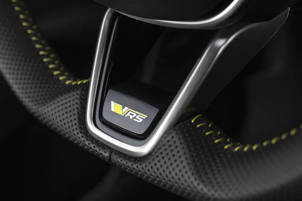 Detail van Skoda VRS stuur met sportieve gele stiksels.