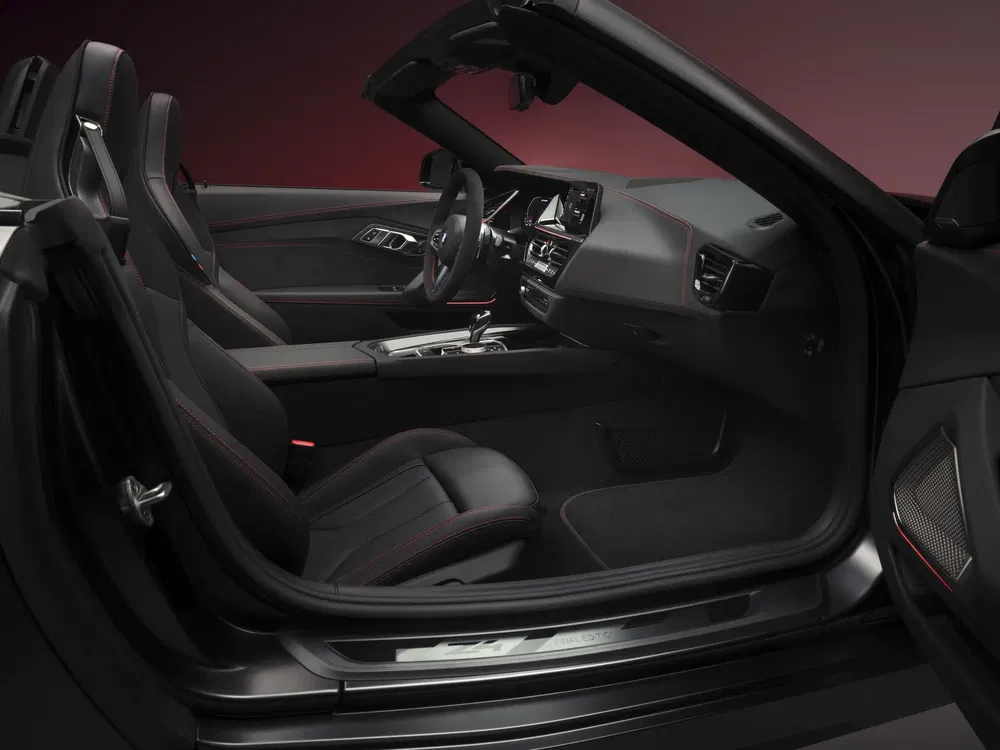 Luxe interieur van de BMW Z4 met leren stoelen en modern dashboard.